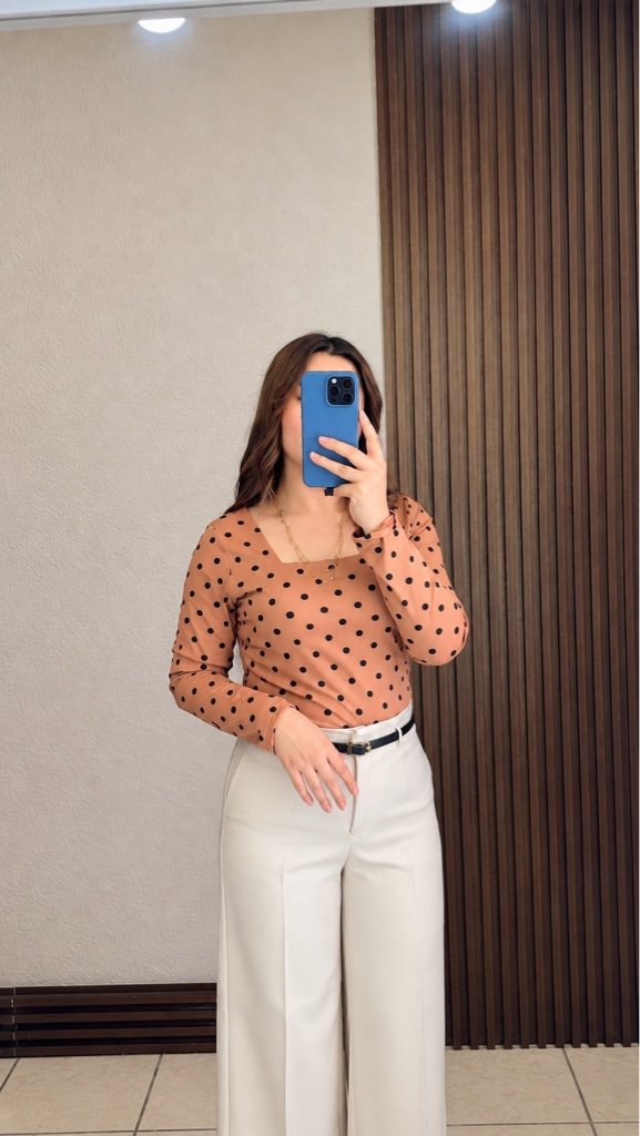 Blusa Polka Manga Larga Camel