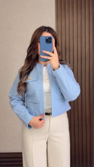 8a86737c-feef-59e2-b04a-3e847fc9f72d.jpg Chaqueta Corta de Paño Celeste
